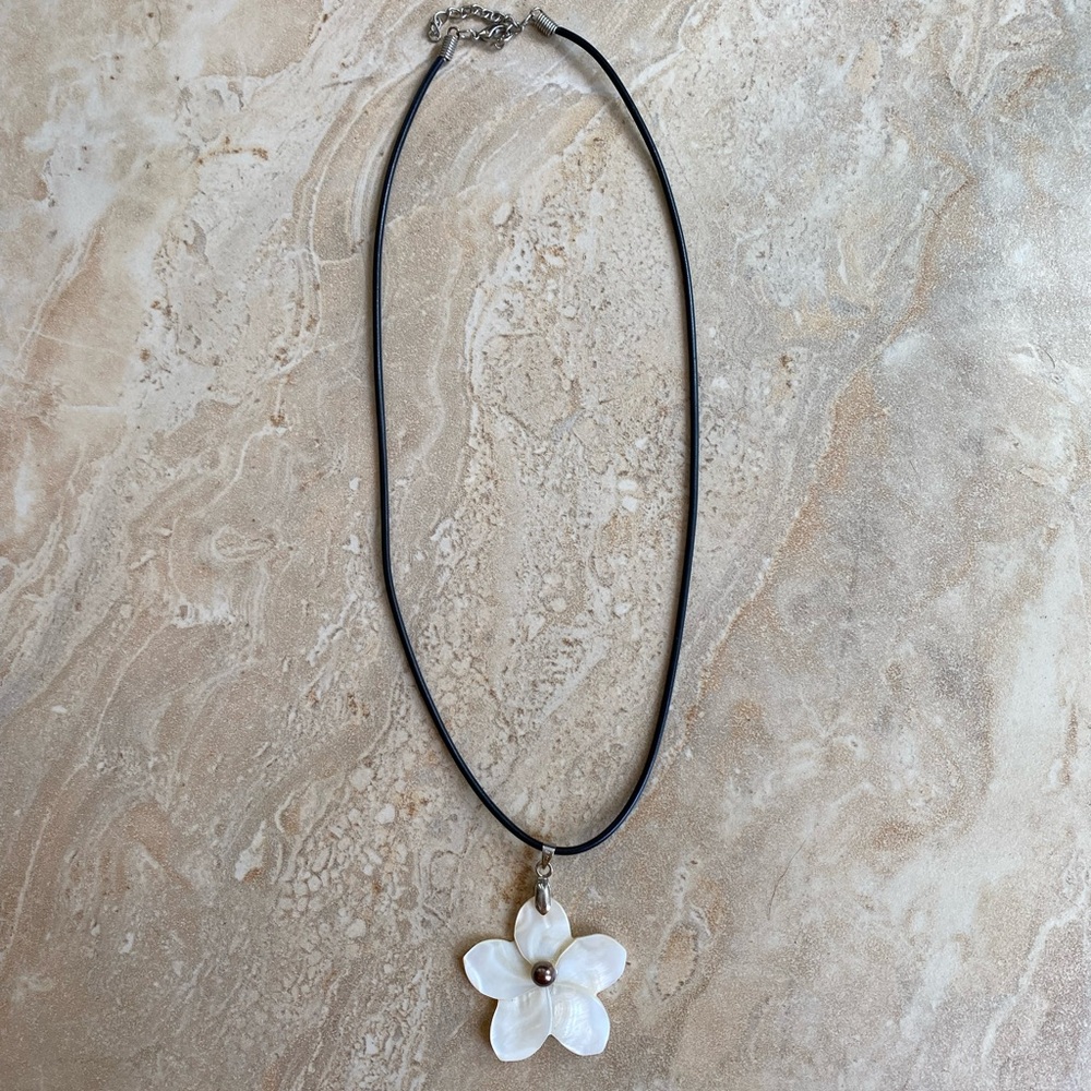 NWOT Seashell White Flower Pendant Necklace (18” Cord) - Picture 4 of 5